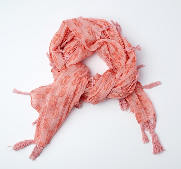 la sciarpa rosa femminile imita il legame intorno al collo su uno sfondo bianco vista superiore