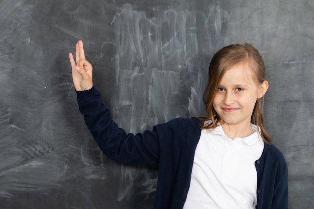 La scolaressa mostra su una lavagna vuota che lui è in piedi in classe alla lavagna più giovane