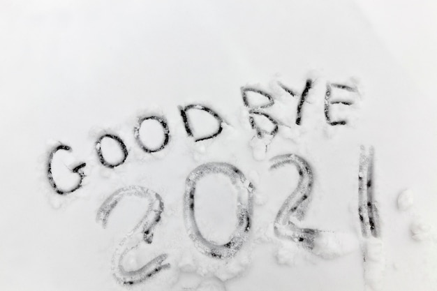 La scritta sull'addio per sempre dal 2021, i numeri e le parole sono scritte disegnate in inverno sulla neve