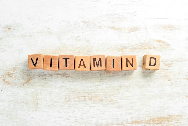 La scritta VITAMIN D è composta da cubi di legno Vista dall'alto