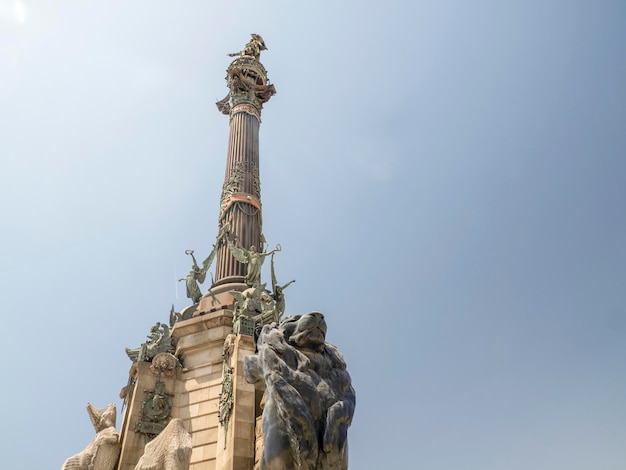 La scultura a colonna del monumento a Colombo a Barcellona, Spagna