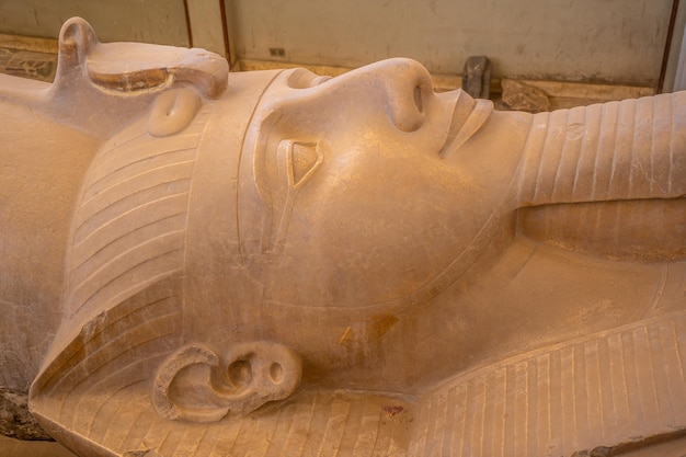 La scultura del Colosso di Ramses II a Memphis al Cairo in Egitto