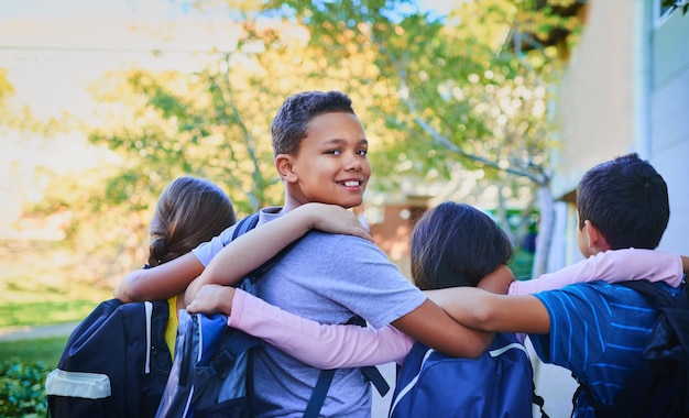 La scuola è finita e ora è tempo di divertirsi Inquadratura posteriore di un gruppo di bambini all'esterno