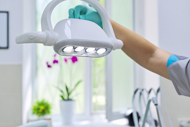 La sedia dentale ha condotto la lampada, attrezzatura professionale medica moderna dal primo piano nell'ufficio del dentista