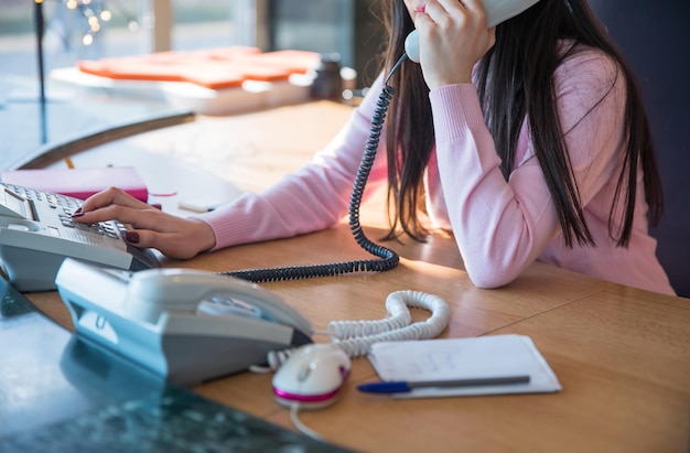 La segretaria parla al telefono