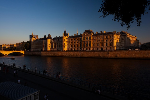 La Senna e la Conciergerie a Parigi Francia