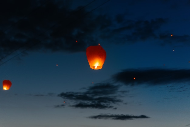 La sera, al tramonto, le persone con i loro parenti e amici lanciano le tradizionali lanterne. Tradizione e viaggio.