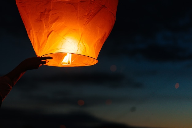 La sera, al tramonto, le persone con i loro parenti e amici lanciano le tradizionali lanterne.