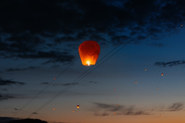 La sera, al tramonto, le persone con i loro parenti e amici lanciano le tradizionali lanterne