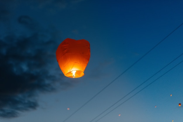 La sera, al tramonto, le persone con i loro parenti e amici lanciano le tradizionali lanterne