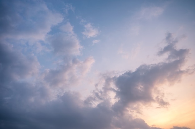 La sera cielo nuvoloso e azzurro