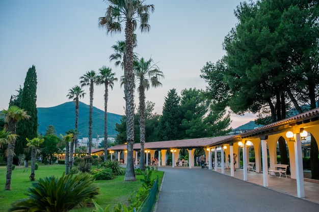 la sera i turisti passeggiano per il bellissimo parco di Budva.