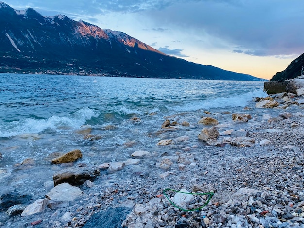 La sera in riva al lago e in montagna