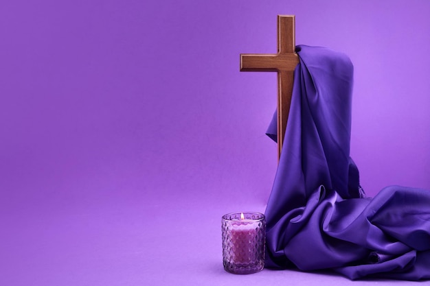 La serenità viola della Quaresima una croce di legno drappeggiata di tessuto