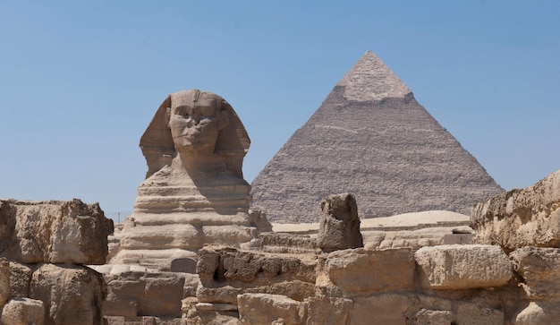 La sfinge e la piramide di Khafre contro il cielo blu