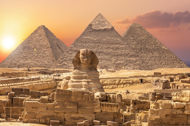 La Sfinge e le Piramidi famosa Meraviglia del Mondo Giza Egitto