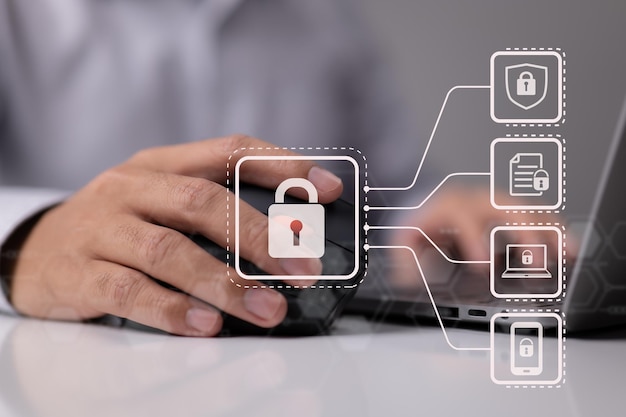 La sicurezza informatica è importante. Internet, un professionista IT sta cercando di salvaguardare una rete dagli attacchi informatici degli hacker. La privacy online e la protezione dei dati personali richiedono un accesso sicuro.