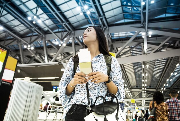 la signora asiatica goto viaggia con il passaporto