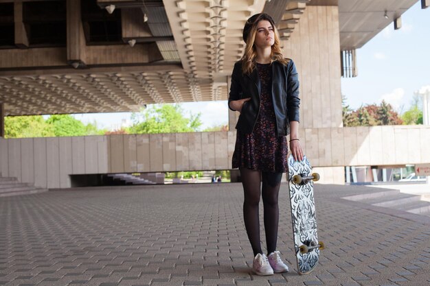 La signora con lo skateboard sta pensando