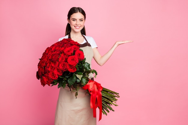 la signora del negozio di fiori tiene un mazzo di cento rose aperto il braccio lo spazio vuoto