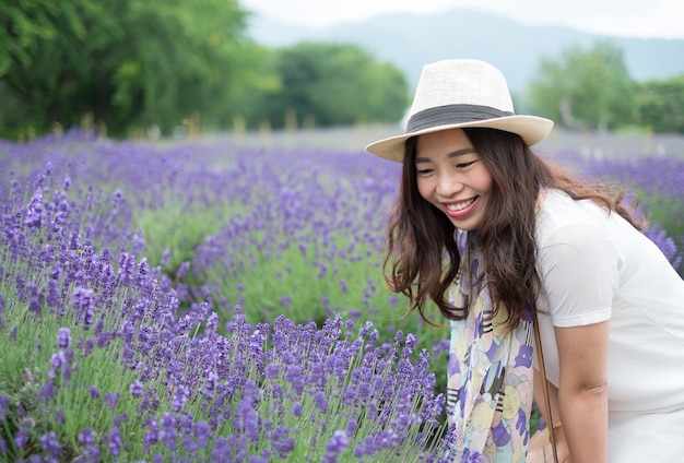 La signora della felicità si diverte con il giardino di lavanda, messa a fuoco selettiva sul viso della donna