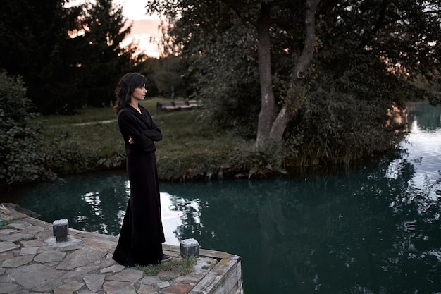 La signora in nero si trova vicino al lago