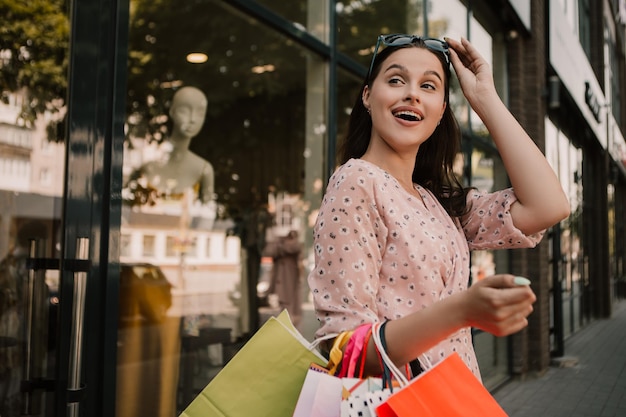 La signora tiene molte borse dopo lo shopping