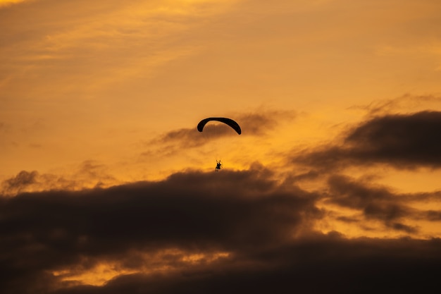 La silhouette del paramotore al tramonto