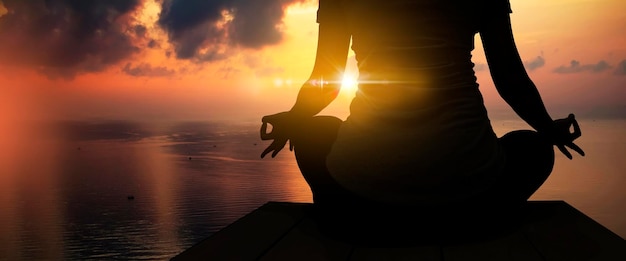 La silhouette della donna seduta yoga da sola Rilassatevi e meditate il concetto di salute mentale natura spirituale