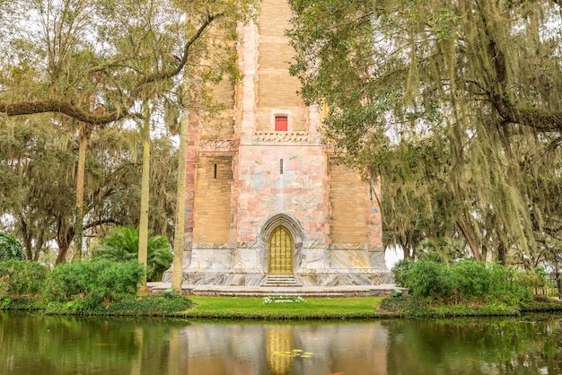 La Singing Tower con la sua porta in ottone decorata nel lago Wales Florida