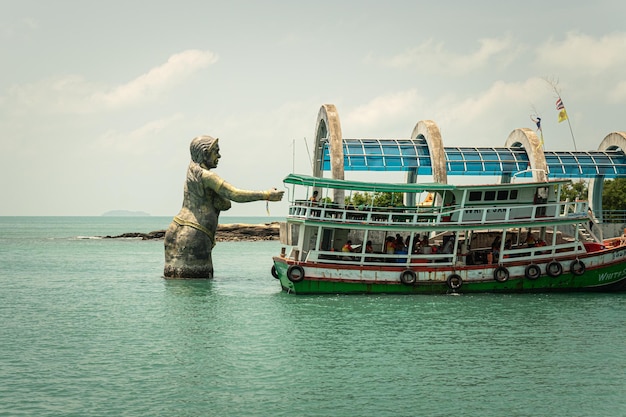 La sirena lepre è un simbolo di Koh Samet Island Giant Statue With Sea Giant Statue Sculpture Samed Port Koh Samed Island Rayong Thailandia 3 giugno 2023