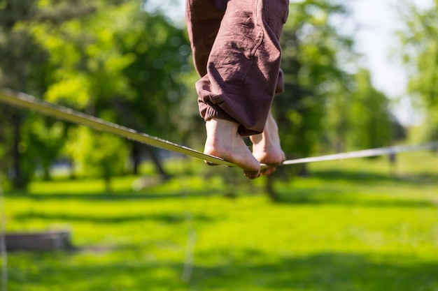 La slackline è una pratica in equilibrio