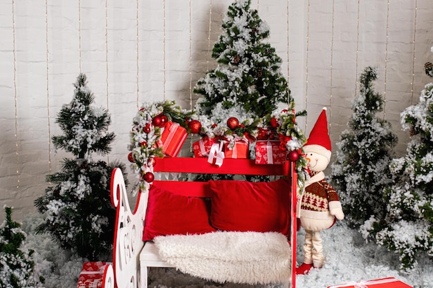 La slitta rossa di Babbo Natale, il pupazzo di neve e gli alberi di Natale