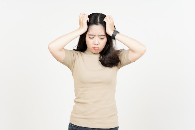 La sofferenza del mal di testa della bella donna asiatica isolata su sfondo bianco