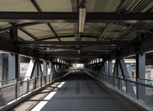 La solitaria passerella del ponte a struttura metallica