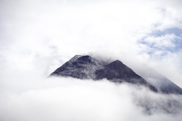 La spettacolare vista del Monte Merapi coperto di nuvole è montagne molto fitte che hanno il potenziale per eruttare