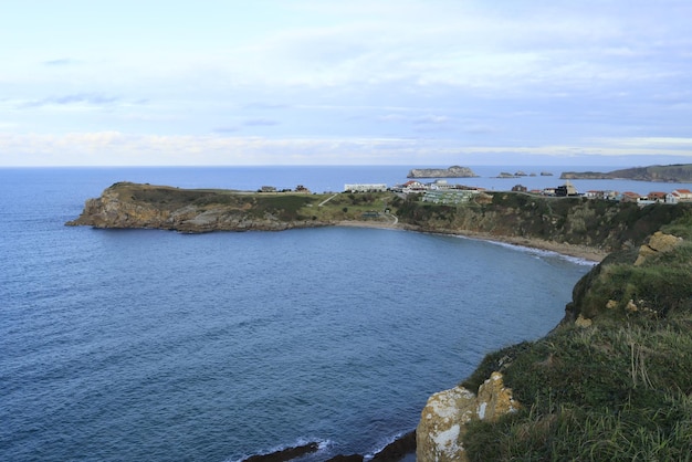 La spiaggia all'inizio della baia