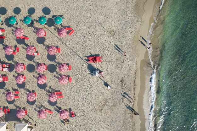 La spiaggia attrezzata di Lido di Camaiore vista dall'alto