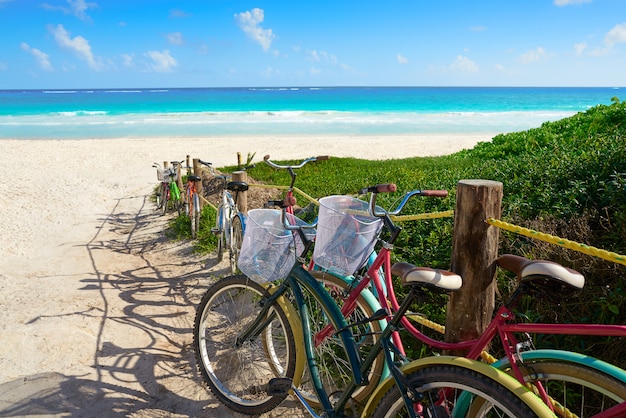 La spiaggia caraibica di Tulum va in bicicletta in Riviera Maya