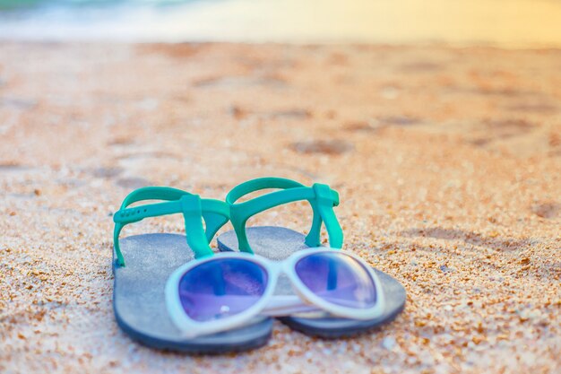 La spiaggia con accessori sulla sabbia, copia spazio per il testo.