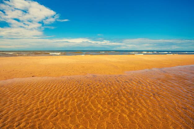 La spiaggia con l'alta marea