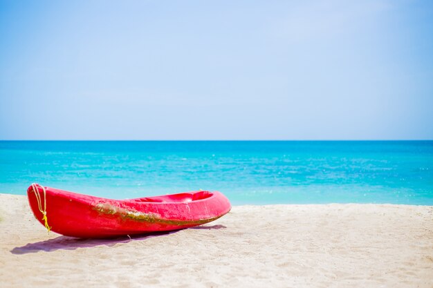 La spiaggia con la barca sulla sabbia