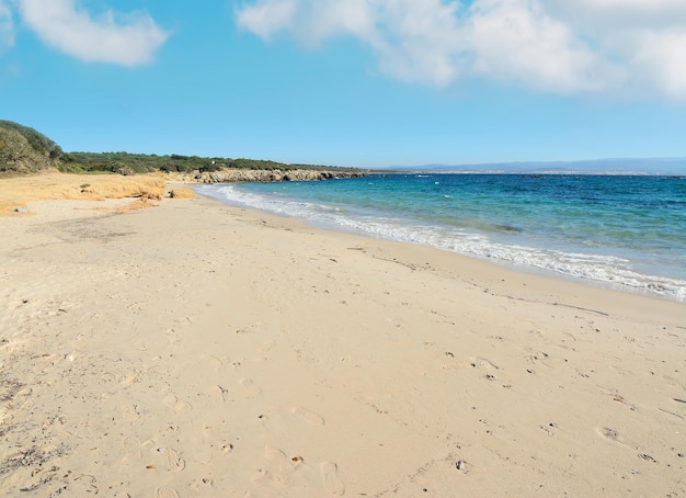 La spiaggia del Lazzaretto sotto un cielo nuvoloso in primavera