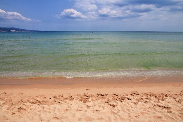 La spiaggia della spiaggia soleggiata, Slanchev Bryag, costa di Mar Nero, Bulgaria