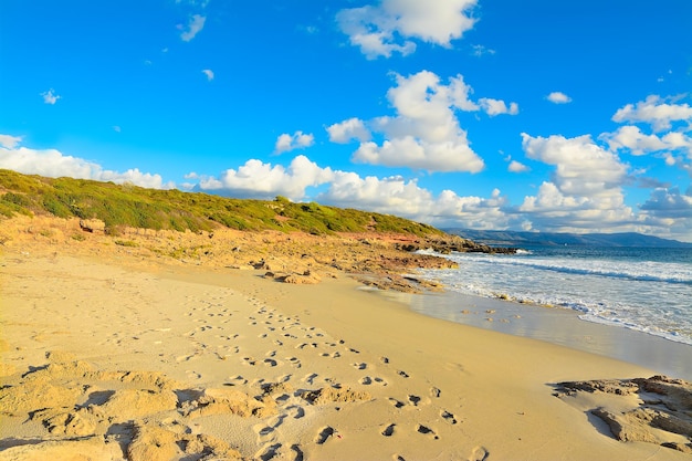 La spiaggia delle Bombarde sotto un cielo nuvoloso Sardegna