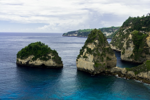 La spiaggia di Atuh è una famosa spiaggia di nusa penida bali