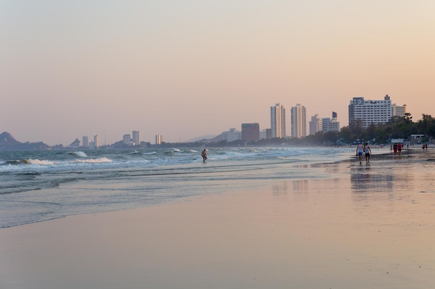 La spiaggia di Hua Hin di sera la famosa spiaggia della Thailandia