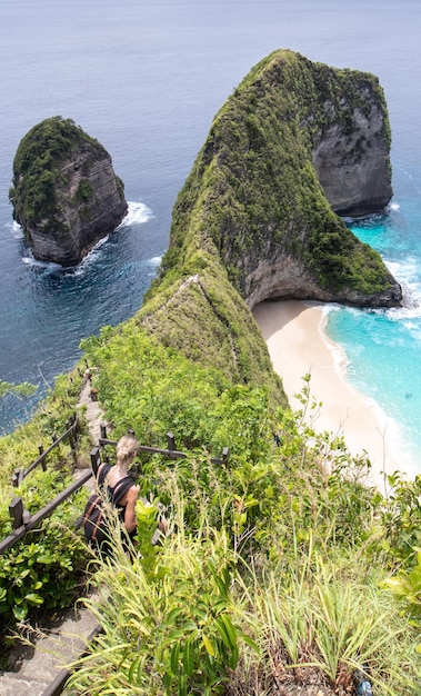 La spiaggia di Kelingking, conosciuta anche come spiaggia del T-rex, a Nusa Penida, Bali, Indonesia