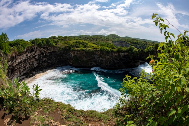 La spiaggia di Kelingking è una delle parti dell'incredibile isola di Nusa Penida, vicino a Bali, in Indonesia.