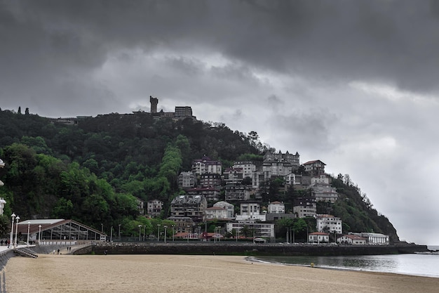 La spiaggia di La Concha nei Paesi Baschi di San Sebastian